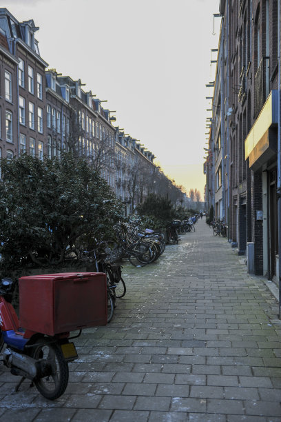 荷兰冬季的雪在阿姆斯特丹市景图片下载