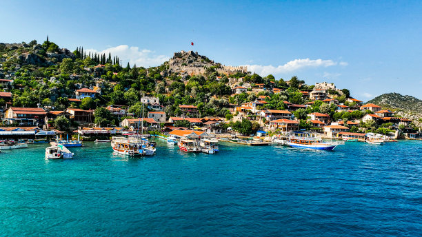 Kaleköy的无人机视图，Ucagiz鸟瞰图，Kekova的岩石坟墓，安塔利亚，Kalekoy-Simena的城镇景观，Simena城堡鸟瞰图，热门的度假目的地，沉没的城市鸟瞰图图片下载