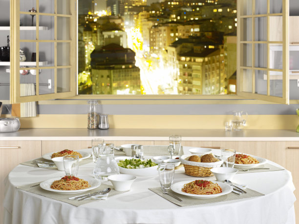 餐桌上图片下载