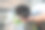 男人触摸小狗的横版照片图片下载