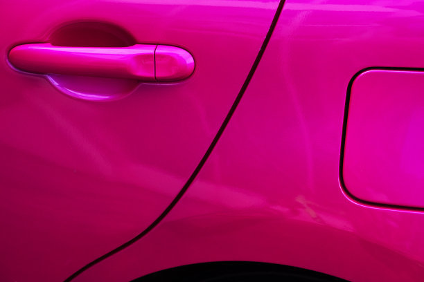 粉红色汽车的门和汽油盖细节图片下载