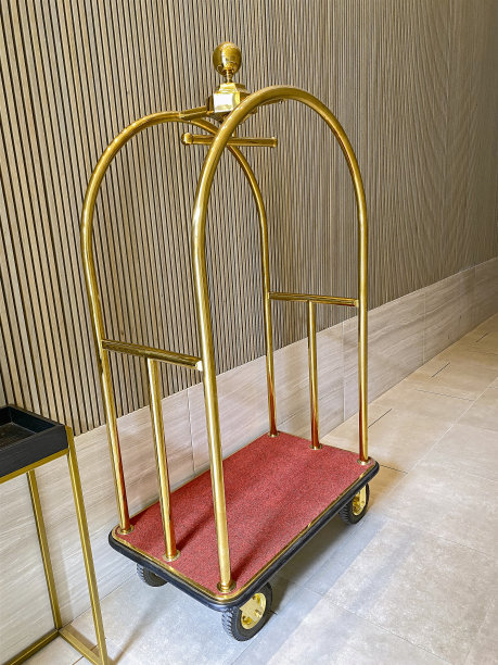 走廊上的手推车图片下载