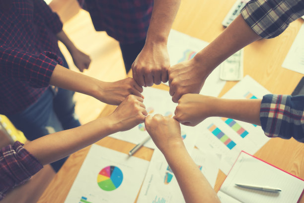 亚洲商人携起手来，团队商业伙伴互相碰拳问候与承包商启动项目。公司团队合作伙伴在办公室会议，业务概念，年份图片下载