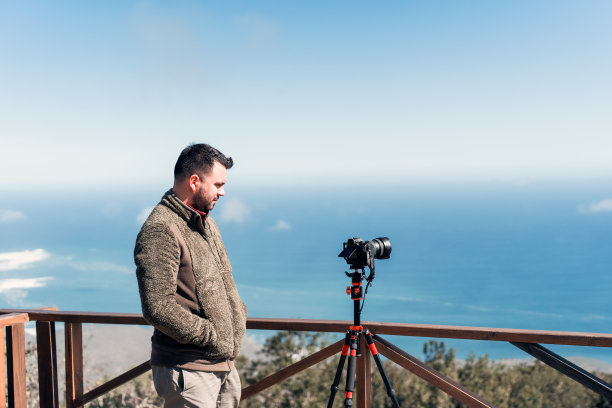 年轻的摄影师站在瞭望台，让时间流逝到太平洋上的风景图片下载