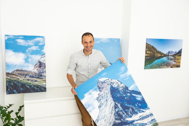 一个男人拿着一张照片画布图片下载