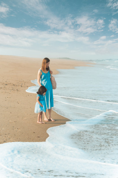 田园诗式的家庭照片在美丽的海浪海滩图片下载