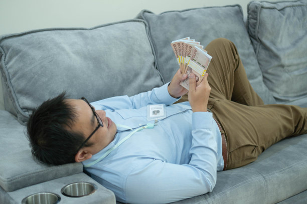 微笑的成功商人，家里有很多钱。图片下载