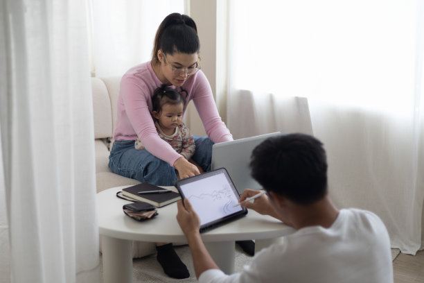 一个在家工作的年轻家庭图片下载