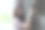 一个学生在学校打开她的储物柜。一个女学生微笑着打开她的储物柜。图片下载