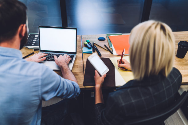 在办公室一起工作的同事图片下载