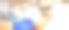 在美容师面前脱皮。面部护理。美容师给女病人敷了一个洁面面膜。图片下载