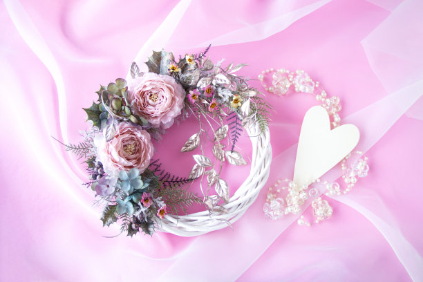 粉红色的毛茛和绣球花和香槟金叶子花环图片下载