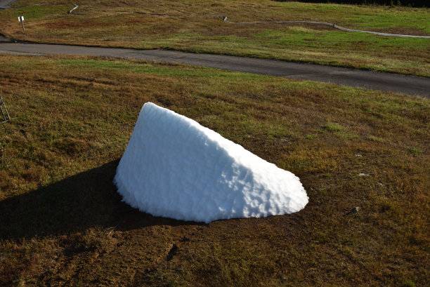 冬季运动季节用机器造雪图片下载