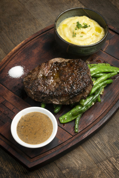 肋眼牛排配黄油酱汁和肉汁图片下载