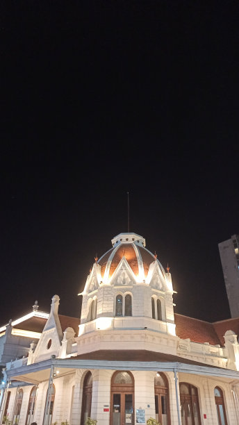 印尼，2022年7月28日——泗水城市广场的历史建筑图片下载