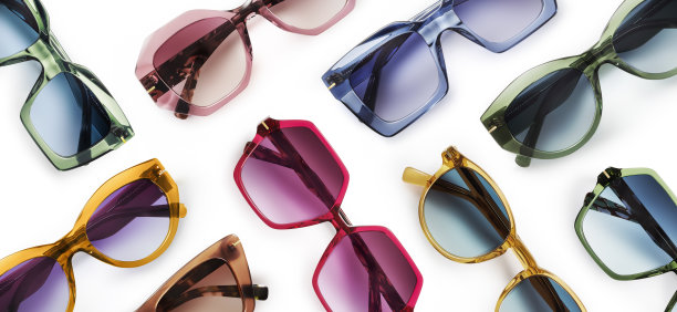 太阳镜的成分是许多色彩鲜艳的透明塑料。带阴影的俯视图。时髦的眼镜孤立在白色背景。带偏光镜片的眼镜时髦的女性眼镜。图片下载