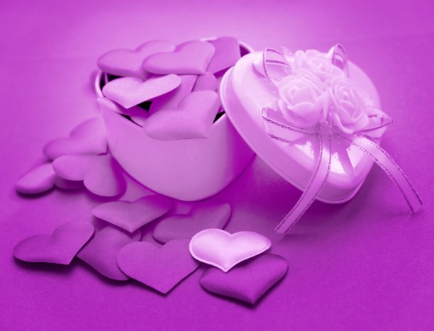 礼品盒的心形状和心在粉红色紫色色调。象征爱情，浪漫。妇女节快乐，母亲节快乐，情人节快乐，婚礼快乐图片下载