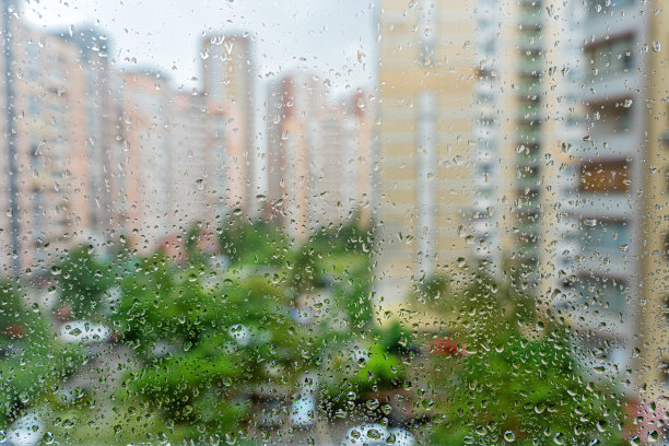 夏日的雨点落在公寓的窗户上图片下载