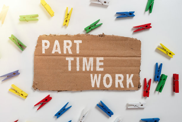 文字说明显示兼职工作。概念性的照片一份不是永久的但能表现良好的工作西装革履的女士握笔，象征团队合作的成功。图片下载