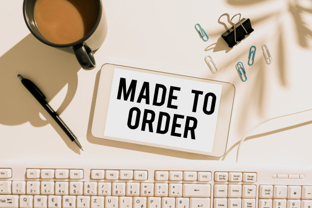 手写标牌定做。概念含义某事做了专门为某人定制的真正的手机屏幕与重要信息在桌子上的咖啡和键盘图片下载