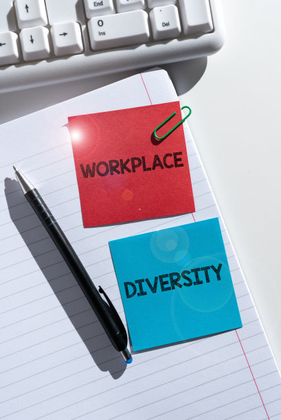 书写显示文本工作场所多样性。概念图不同种族、性别、年龄、性取向的工人图片下载