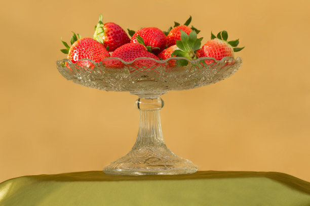 草莓玻璃水果杯-菲萨斯绿色水晶果杯图片下载