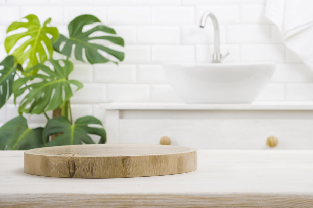 模糊的浴室背景上展示产品的圆形木制平台图片下载