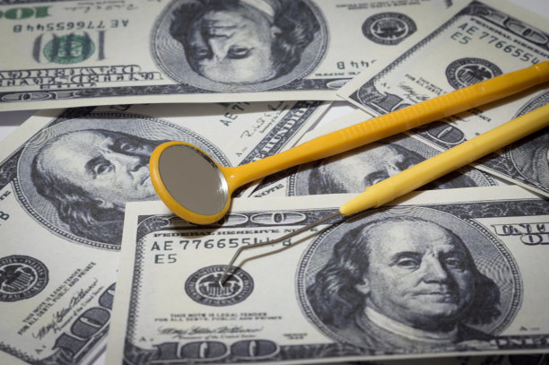 牙医工具印在美钞上。图片下载