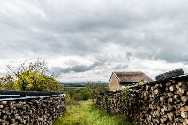 两堆木头的长度图片下载
