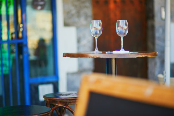 在西班牙巴斯克地区，Bermeo街头咖啡馆的桌子上的两个酒杯图片下载