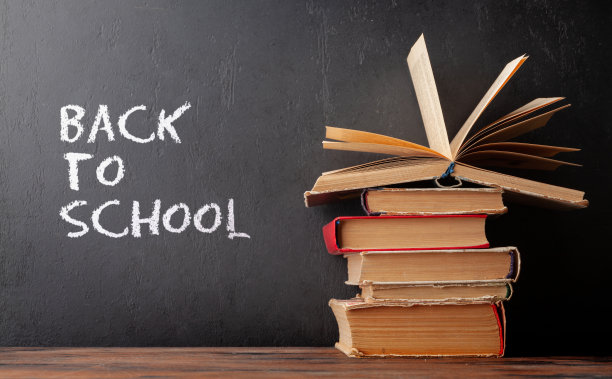 旧书放在木桌和黑板上图片下载