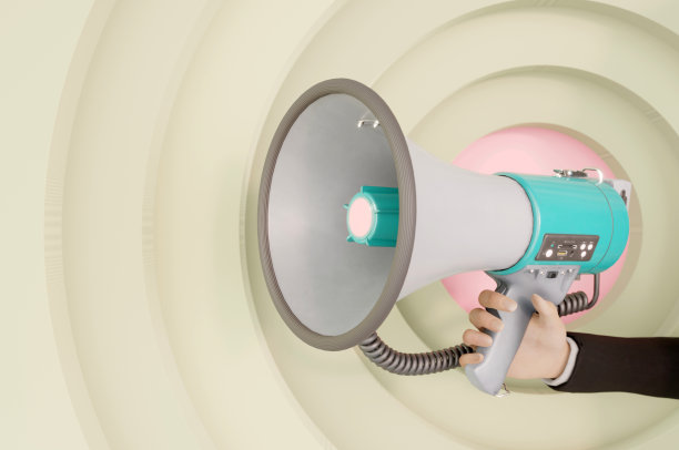 3D插画，3D渲染，商人手持扩音器，棕色背景上有拷贝空间。广告通过扬声器。图片下载