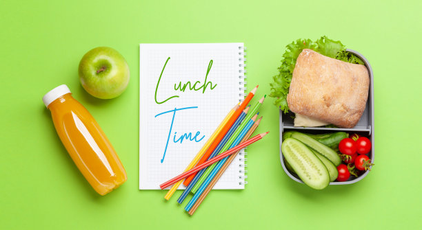 午餐盒，三明治，蔬菜和果汁图片下载