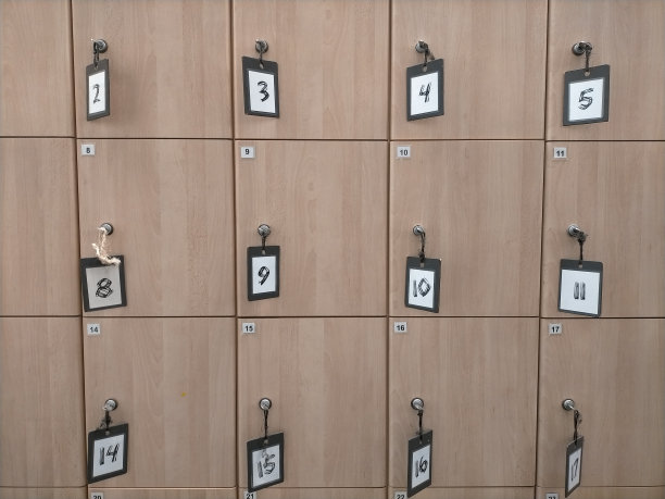 背景是浅棕色的木制储物柜，钥匙上有数字。图片下载