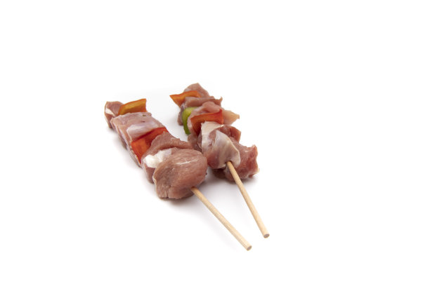 生肉(火鸡)和蔬菜串，孤立在白色背景。图片下载