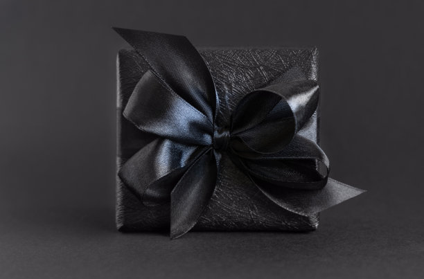 黑色礼品盒上有一个黑色蝴蝶结，图片下载