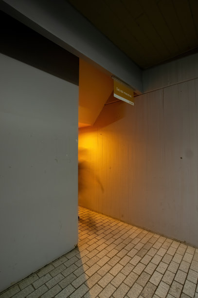 橙色的灯光与现代混凝土建筑、水泥建筑、野兽派建筑、机构或学校的楼梯、图片下载