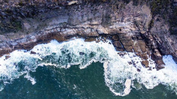 海浪撞击岩石的鸟瞰图图片下载