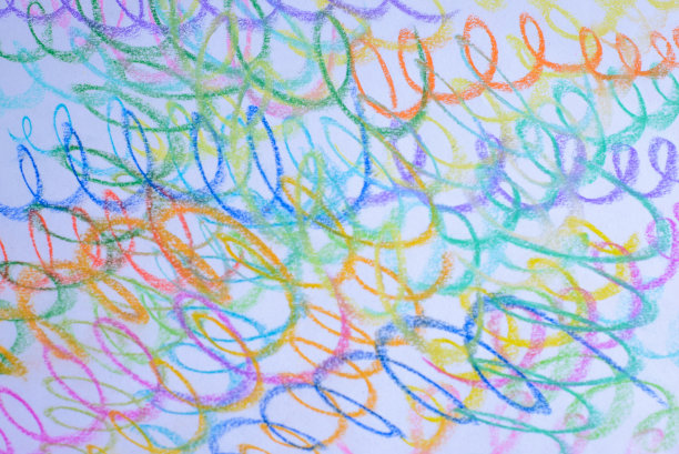 用粉笔画出不同颜色的有纹理的纸。图片下载