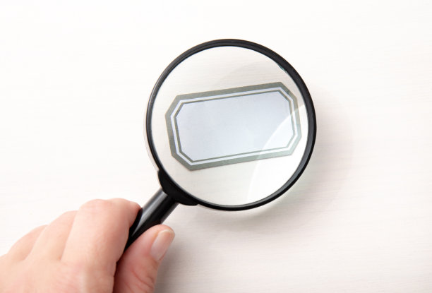 人手持传统的黑色放大镜，看空标签，白色背景。填写你自己。图片下载