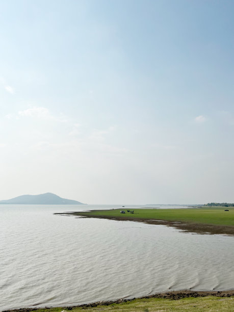 湖泊，广阔的土地和营地图片下载