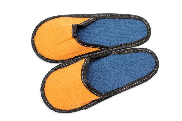 蓝色鞋垫的黄色纺织拖鞋，白色背景的居家拖鞋，家居服，俯视图图片下载