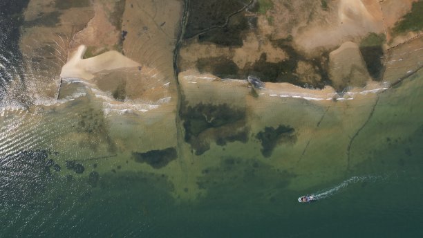 船航行在翡翠的水，从上往下看的福尔摩沙，自然保护区图片下载