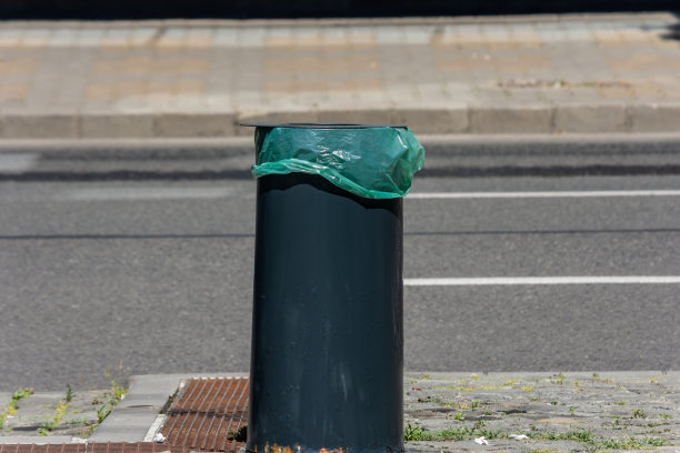 深色金属垃圾桶图片下载