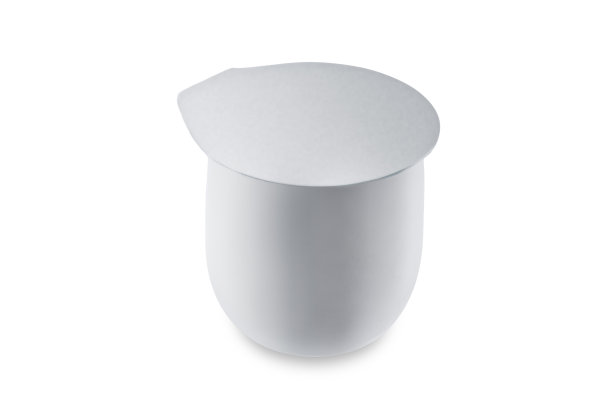 一套酸奶在一个塑料杯在白色绝缘的背景图片下载