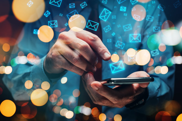 通讯和电子邮件营销，商人用他的智能手机发送大量信息图片下载