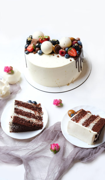 在浅色背景下的巧克力芝士蛋糕。特写,俯视图。图片下载