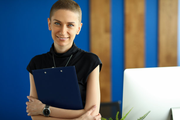 穿着黑色衬衫的女性图片下载