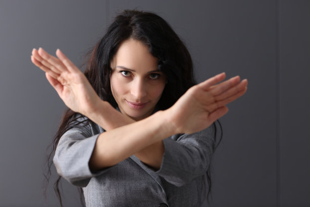 女商人双手交叉放在胸前图片下载