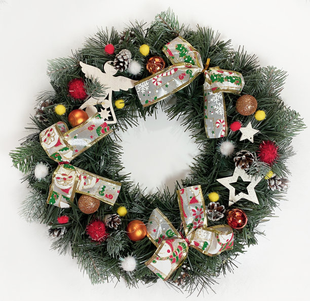 圣诞花环装饰前门的节日云杉，银蝴蝶结，星星和圣诞球孤立在白色背景图片下载